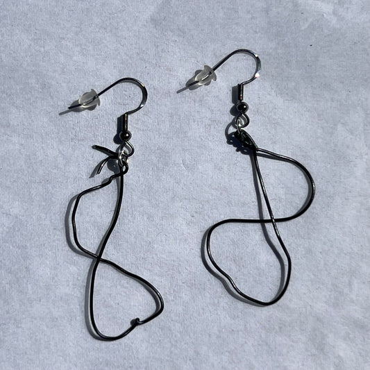 earrings with black wire is a 8 shape